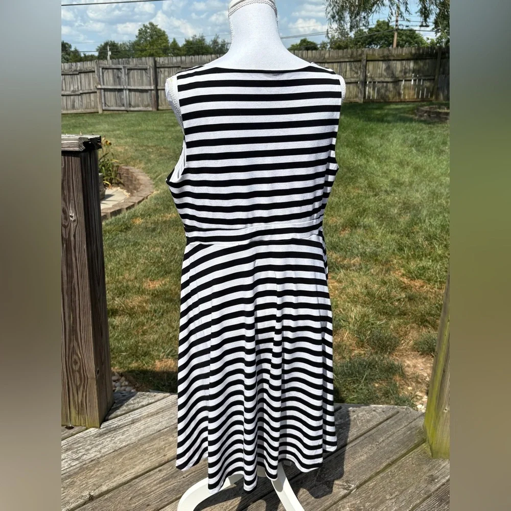 Torrid Super Soft Knot Tie Front Black and White Dress in Size 1 - Picture 6 of 7